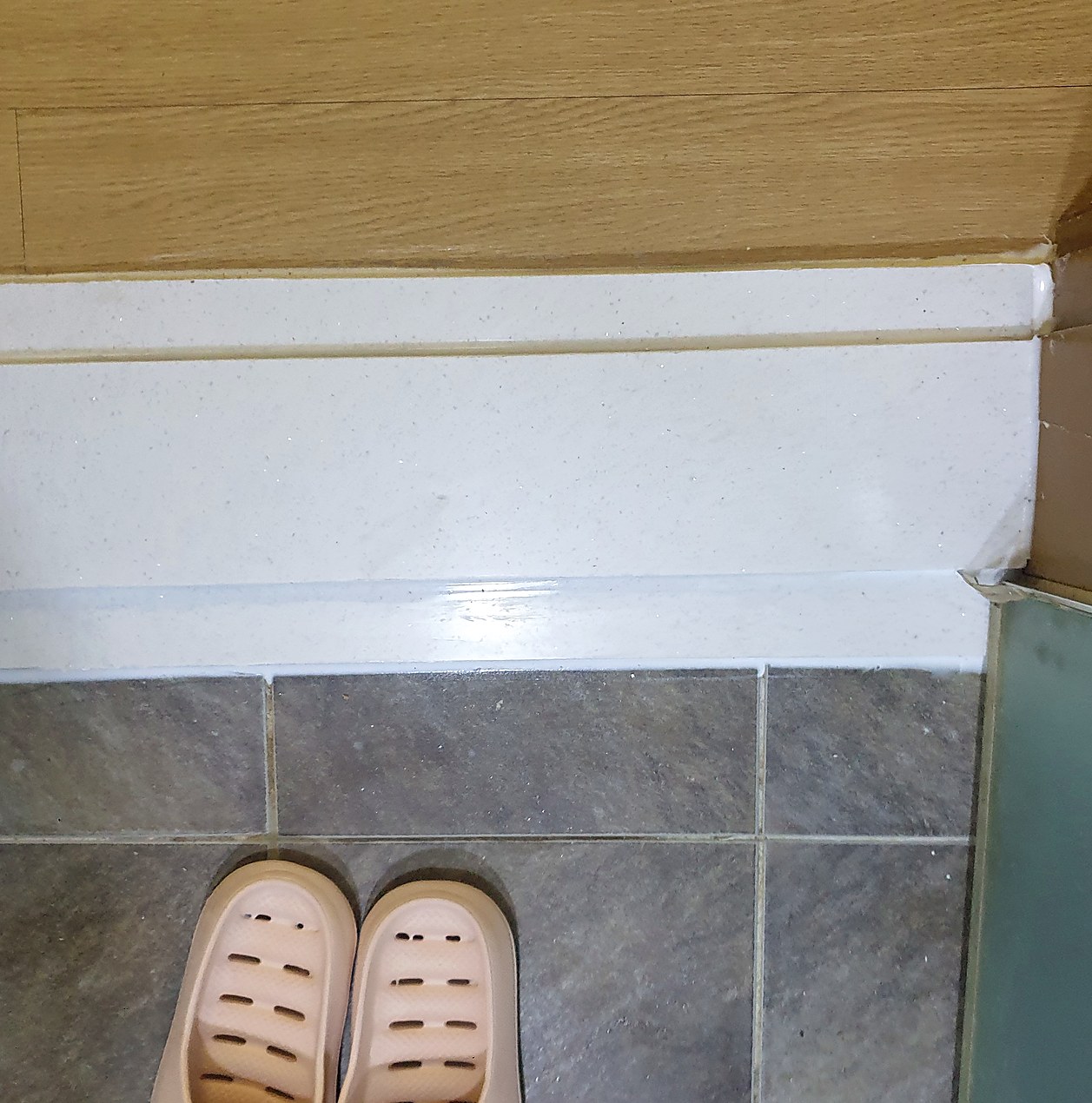 안양 욕실 문지방 교체 + 문틀 보수 — 철거 후 대리석 현장 절단, 썩은 하부 퍼티·도장까지 시공 후