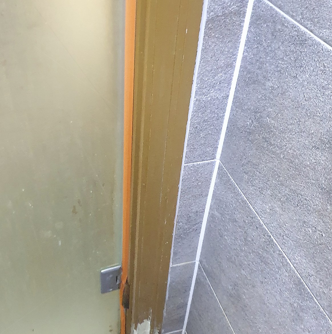 안양 욕실 문지방 교체 + 문틀 보수 — 철거 후 대리석 현장 절단, 썩은 하부 퍼티·도장까지 작업 중