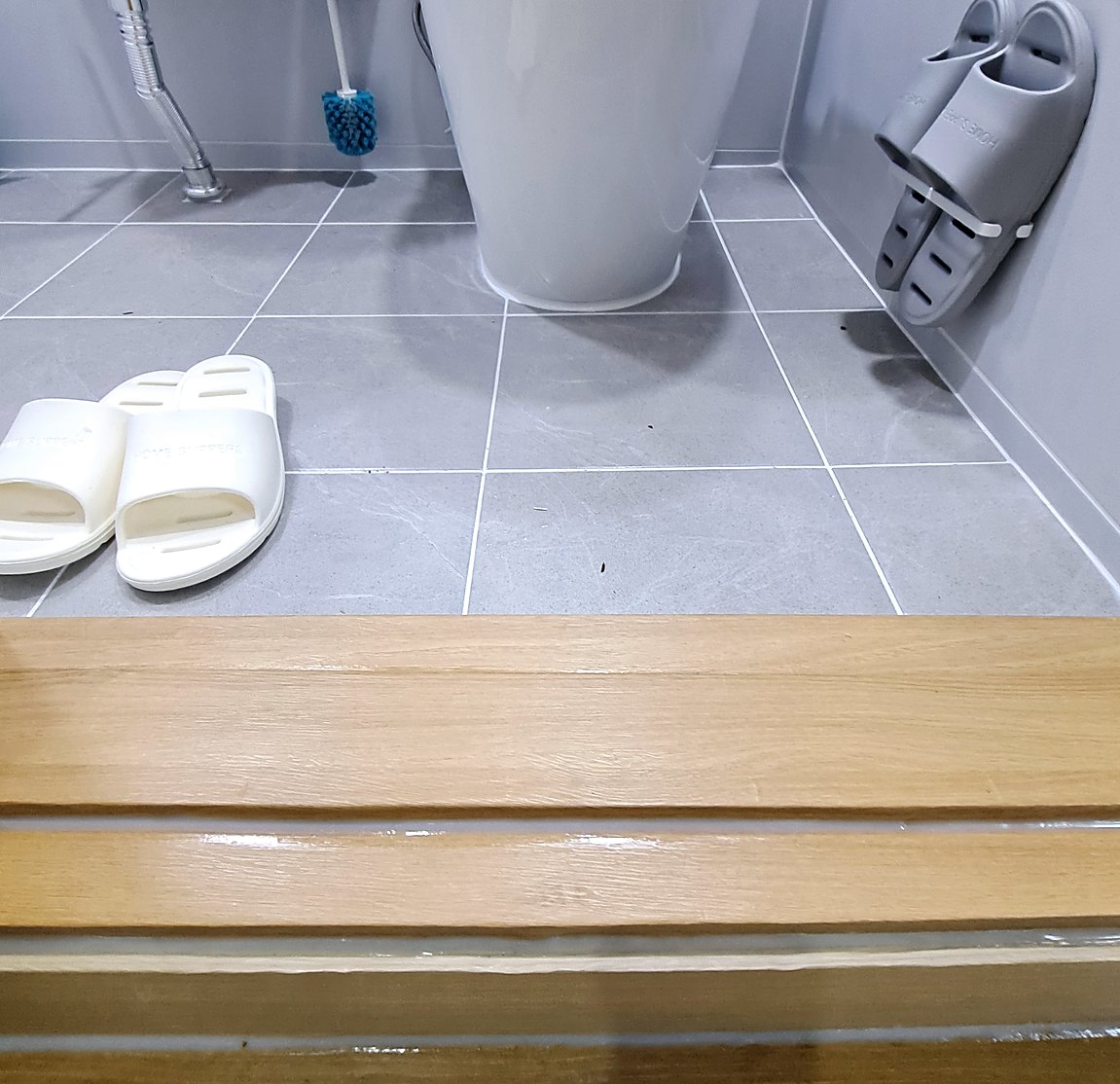 광명 욕실 문지방 썩음 — 대리석 교체 후 문틀 색 필름 마감 시공 후