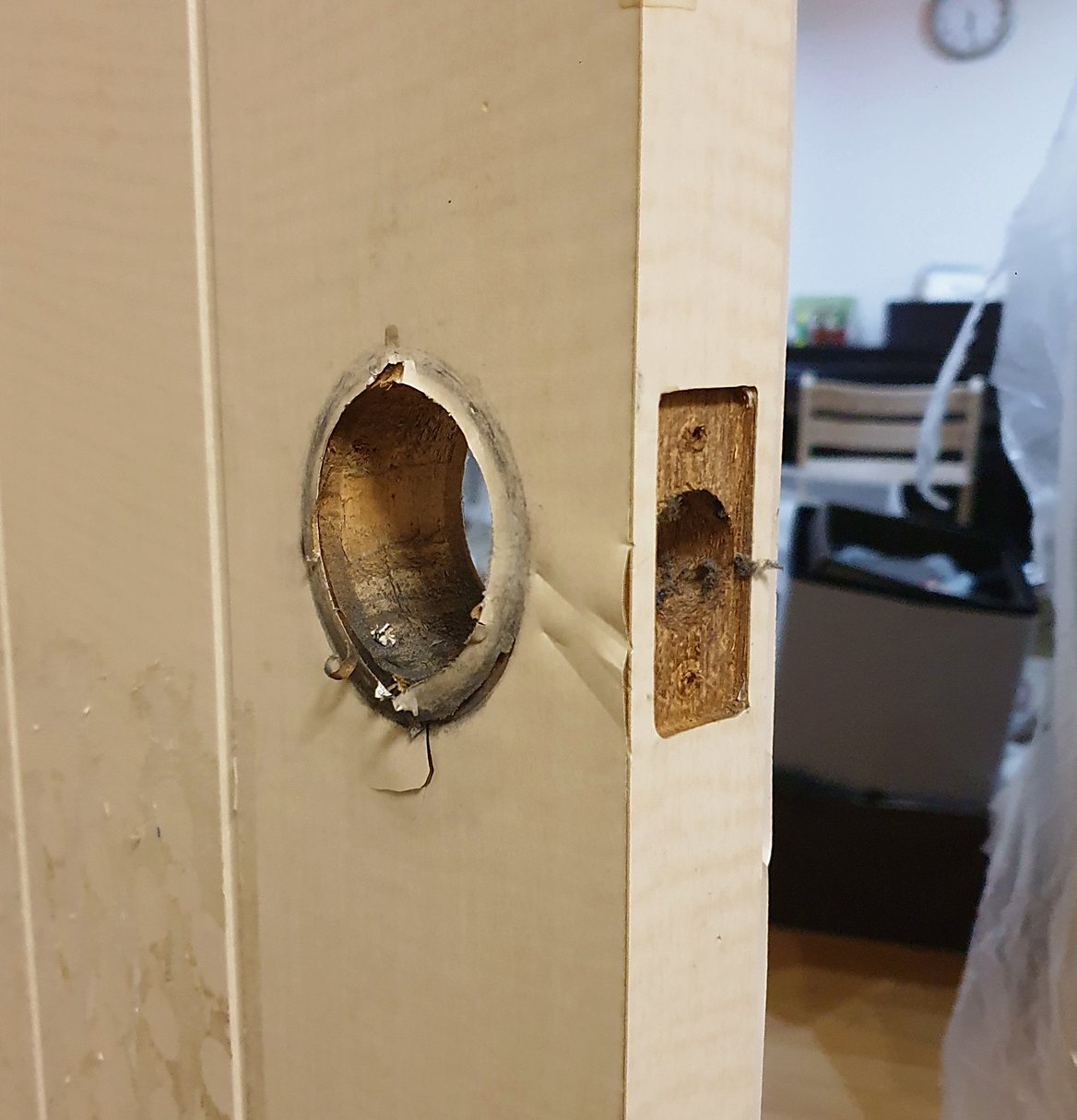 의왕 문손잡이교체 — 안 빠지던 방문손잡이, 힘으로 빼다 부러져 그라인더로 절단 해체 후 당일 교체 해체 후