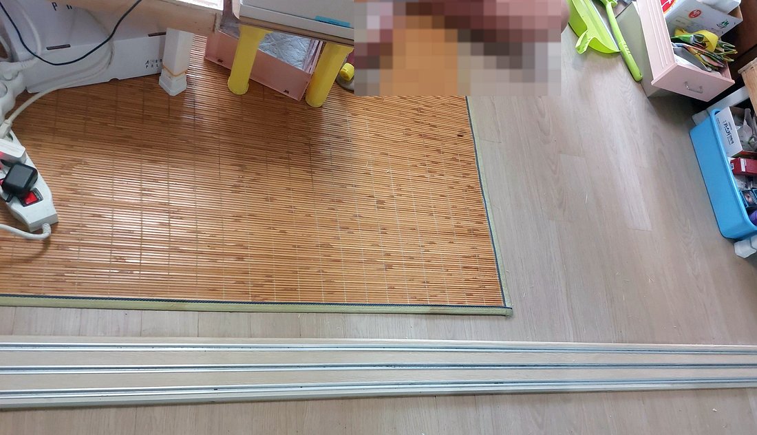 문틀시트지 시공 후 — 벗겨진 시트를 걷어내고 문틀 필름을 재시공해 마감선까지 정리한 상태