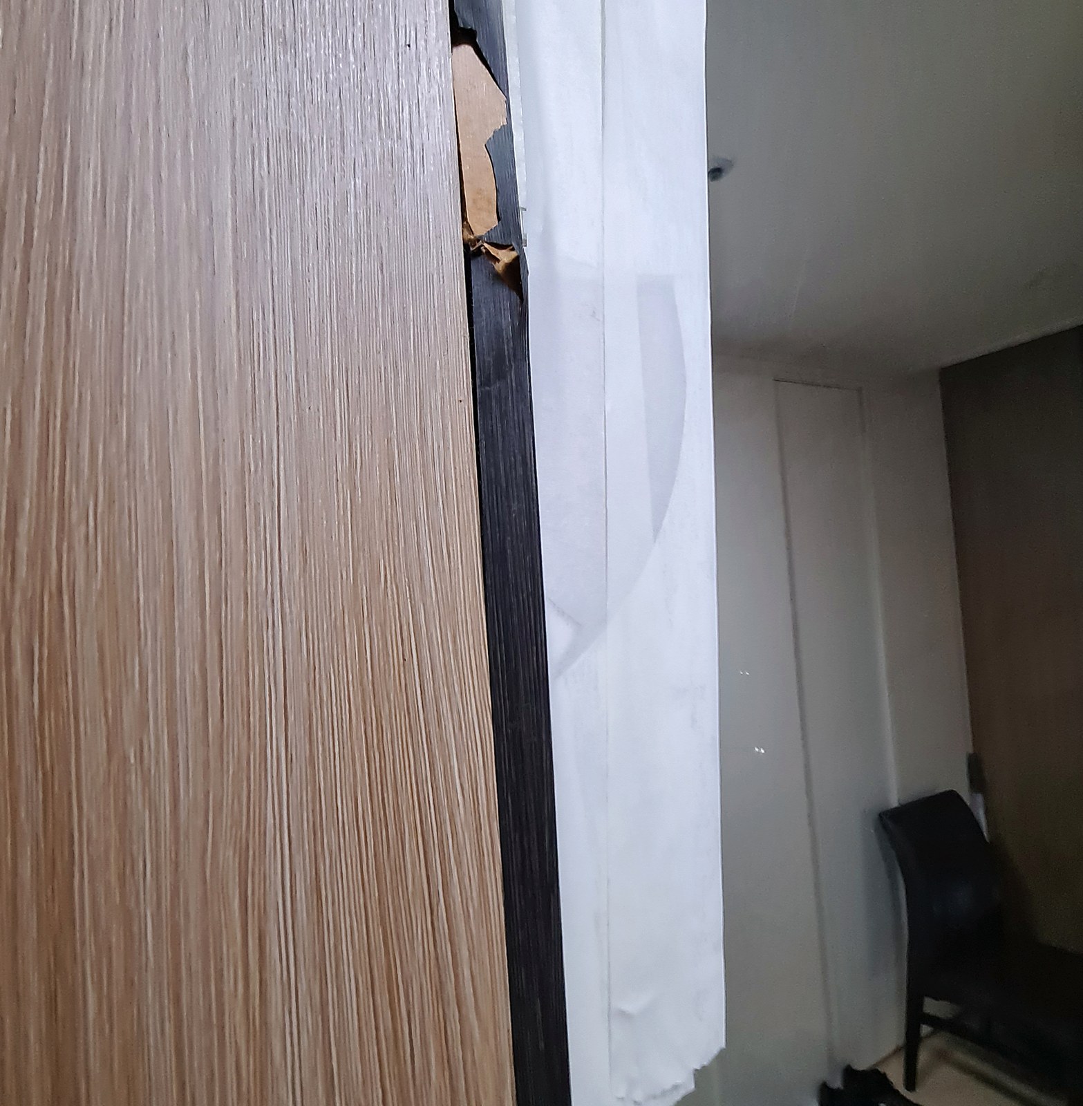 용인 인테리어필름시공 — 현관 벽면 필름 찢어짐, 퍼티 복원 후 재시공 시공 전 · 근접