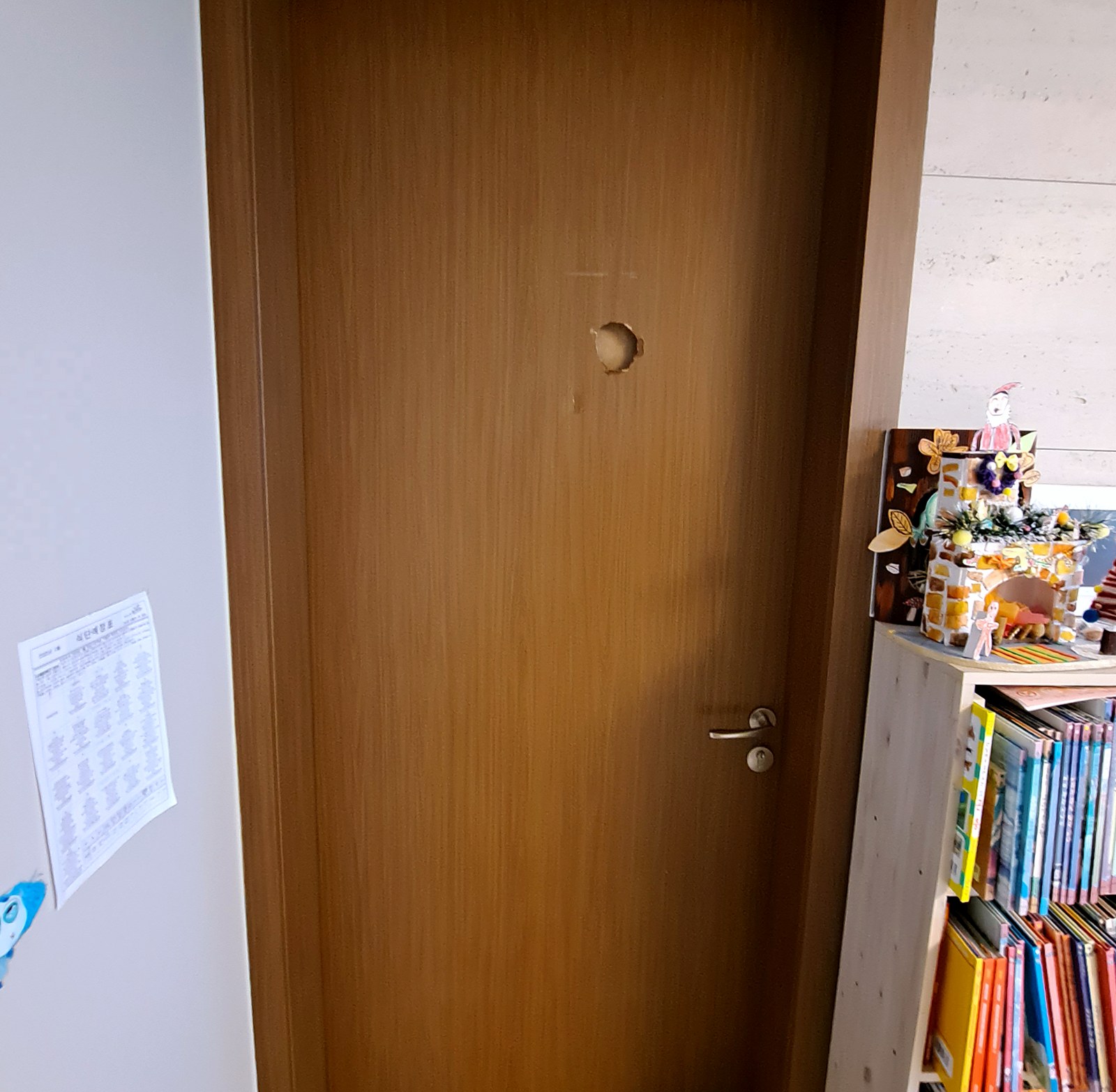 방문 구멍 수리 전 — 작은방 문짝 가운데에 구멍이 뚫린 상태