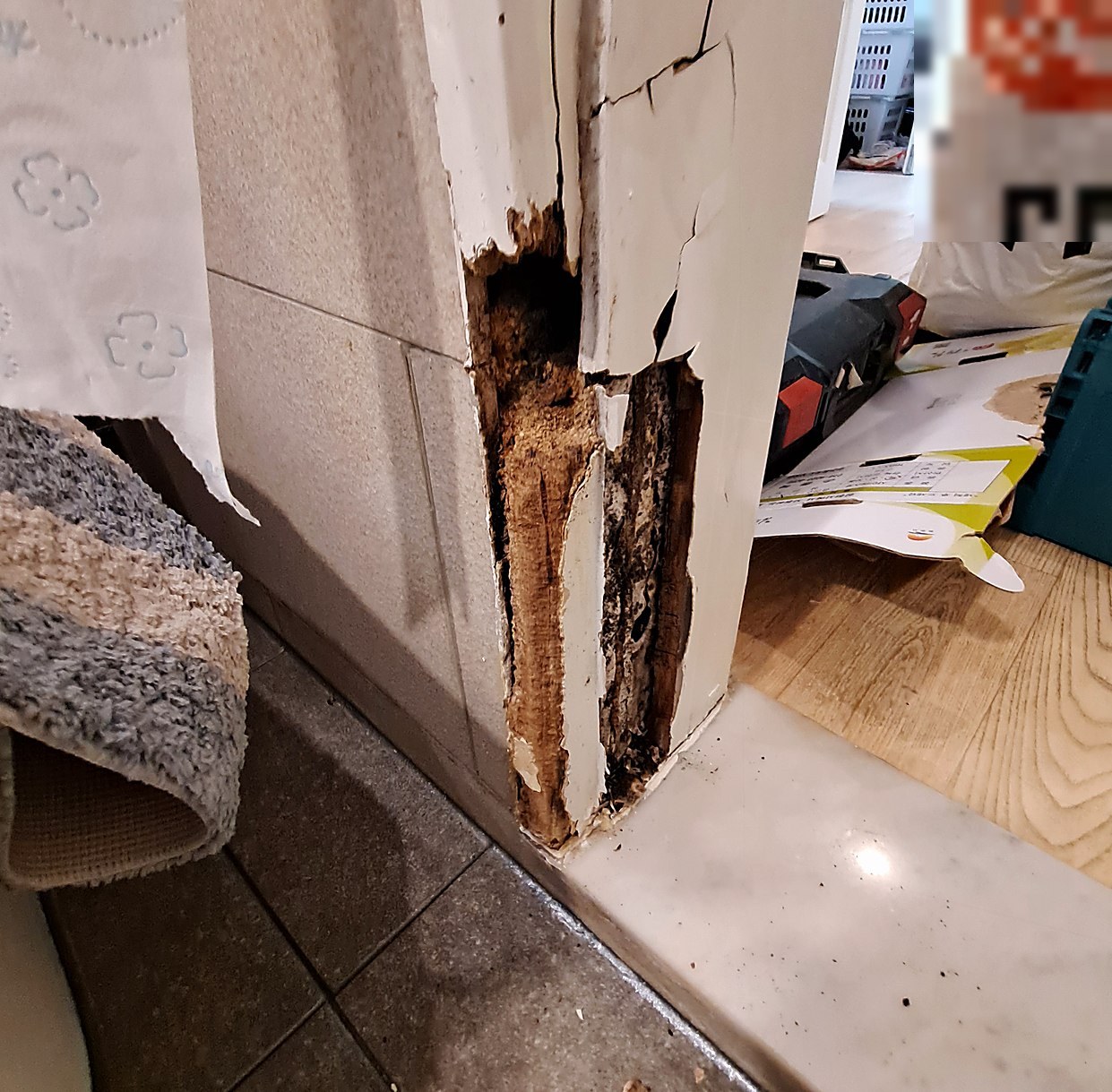 부천 문틀 보수 — 욕실 문틀 썩은 하부, 교체 없이 퍼티 복원 후 페인트 마감 시공 전